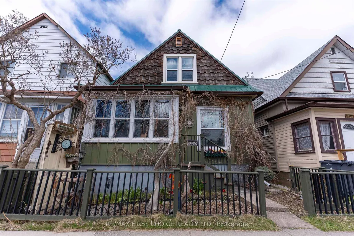 Detached in Thunder Bay
