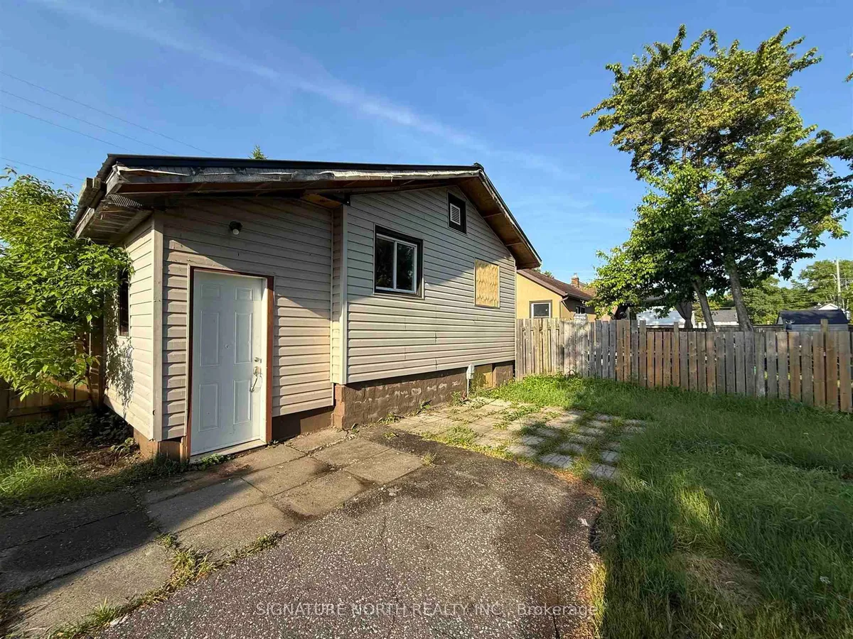 Detached in Thunder Bay