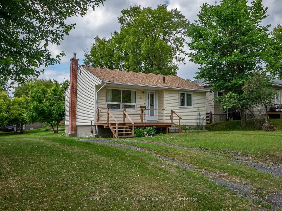 Detached in Kenora