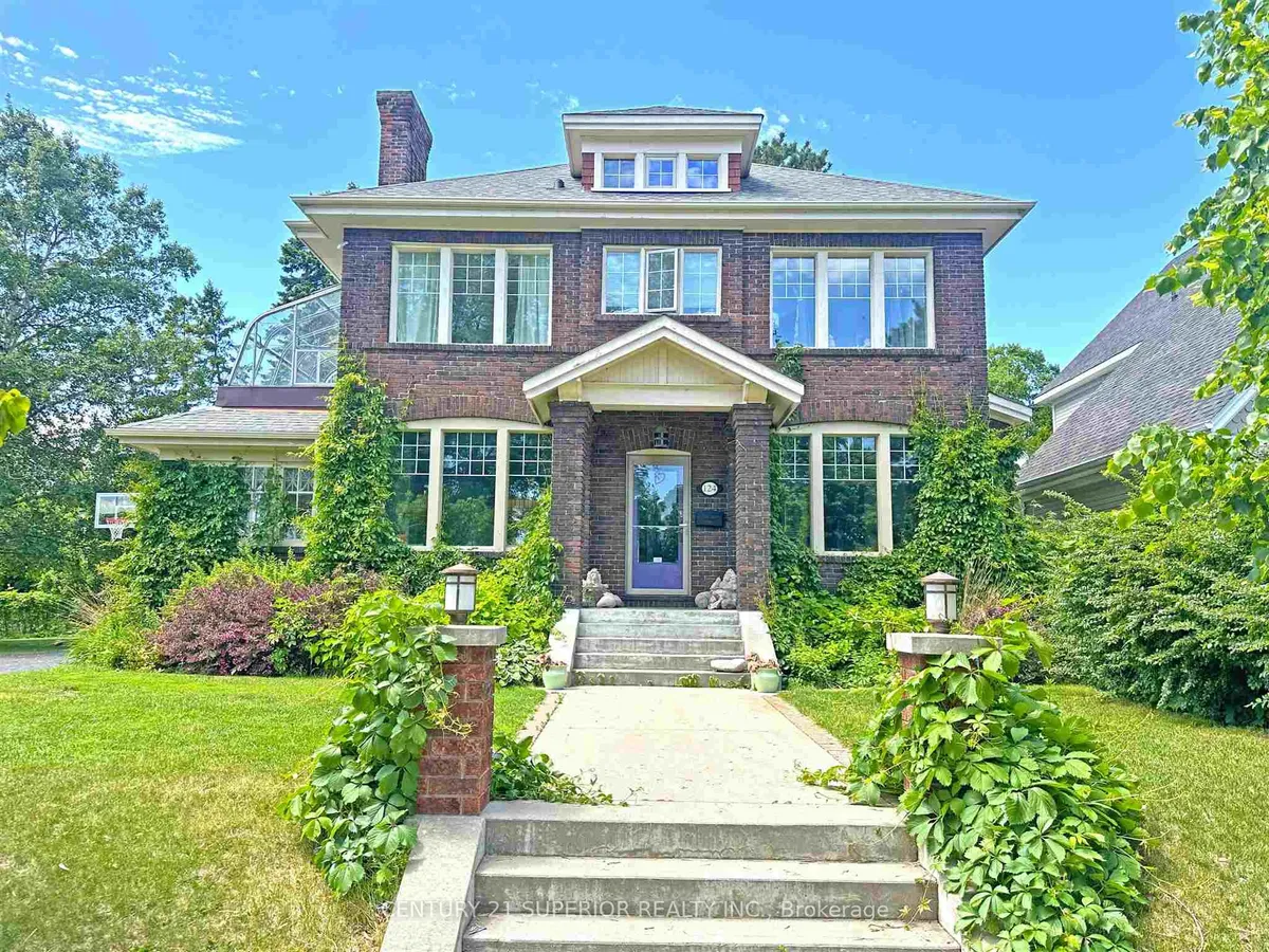 Detached in Thunder Bay