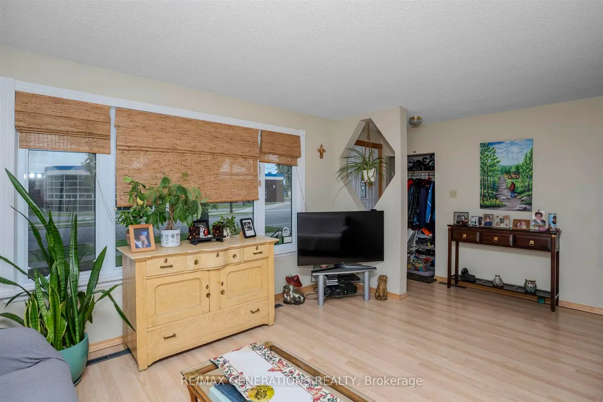 Detached in Thunder Bay