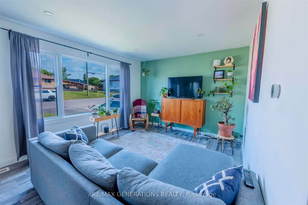 Detached in Thunder Bay
