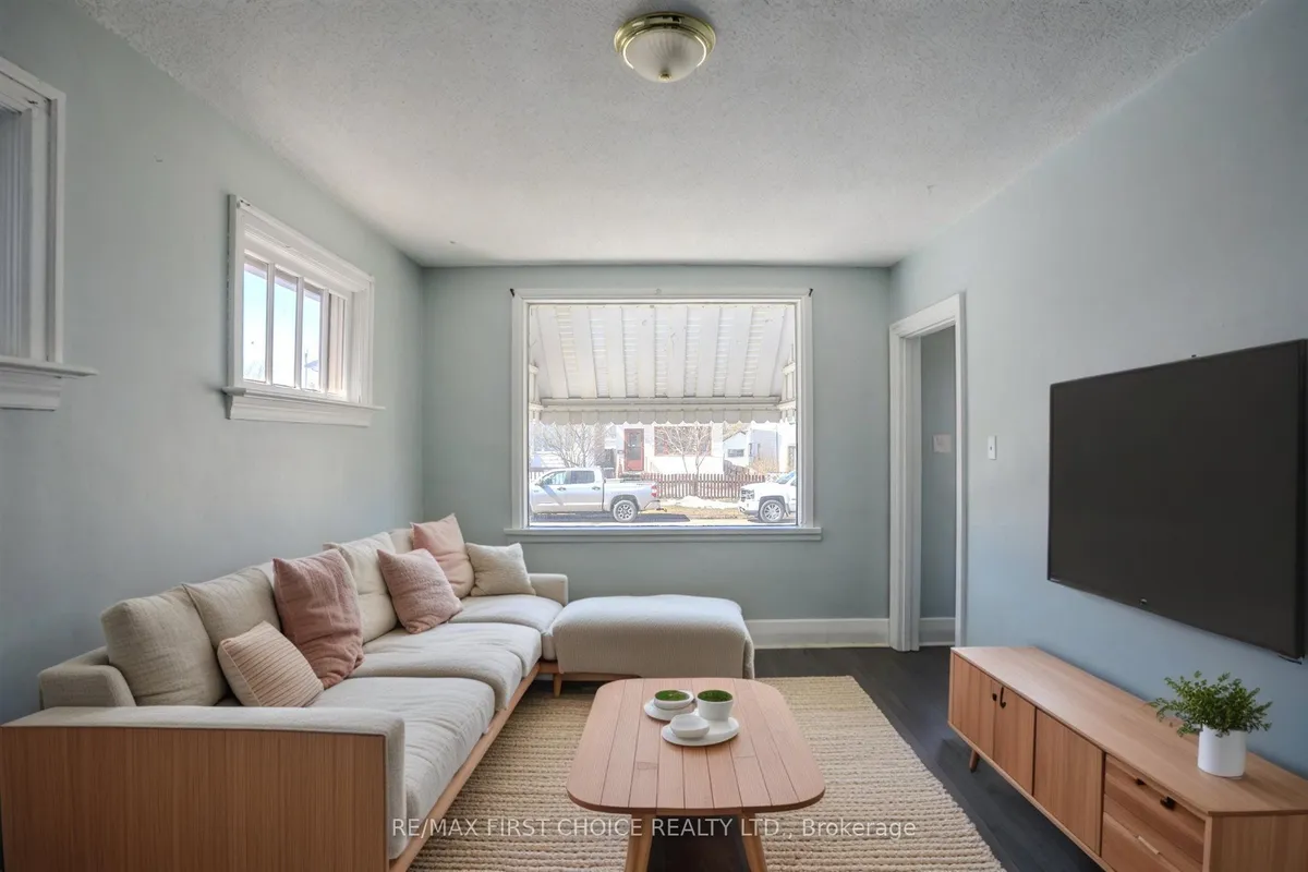 Detached in Thunder Bay