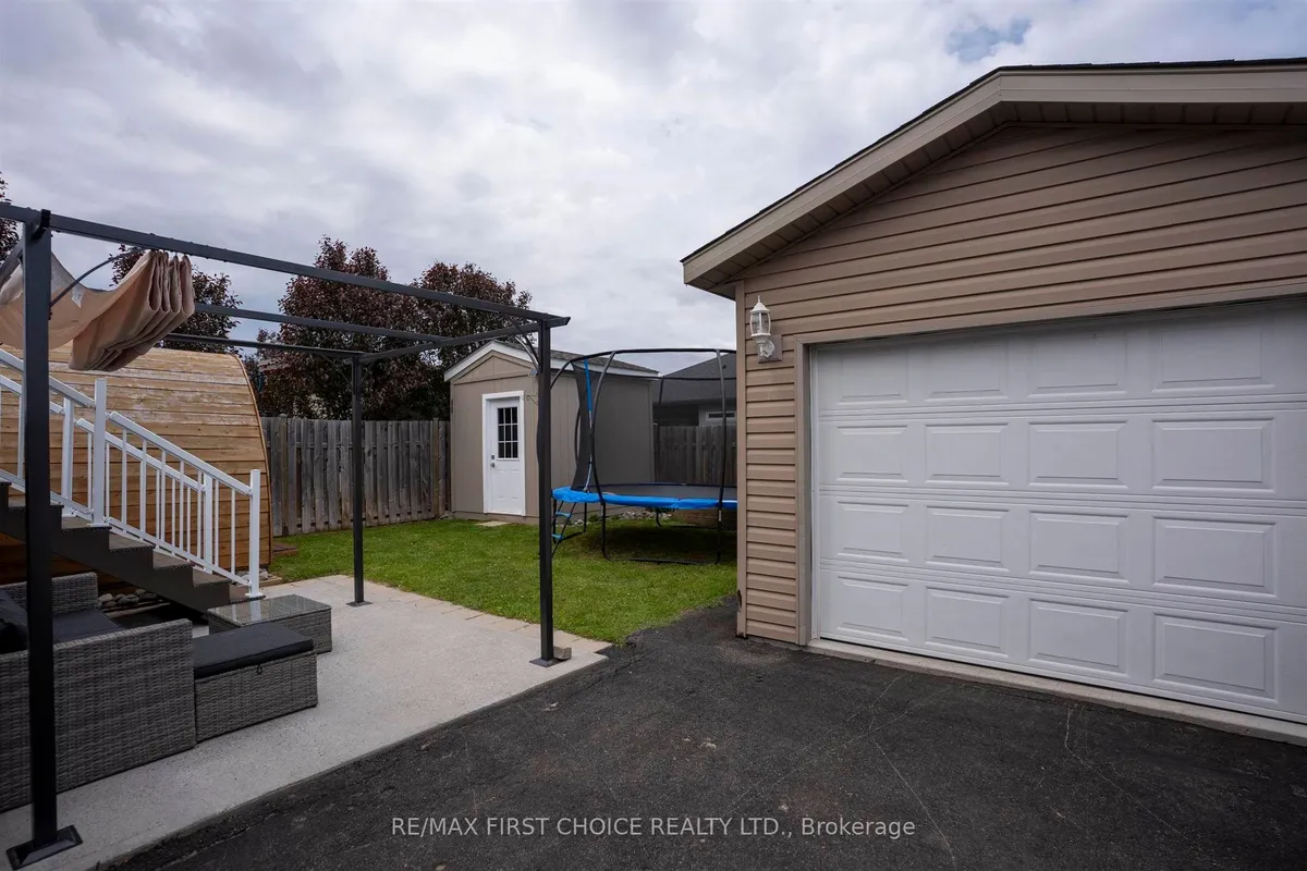 Detached in Thunder Bay