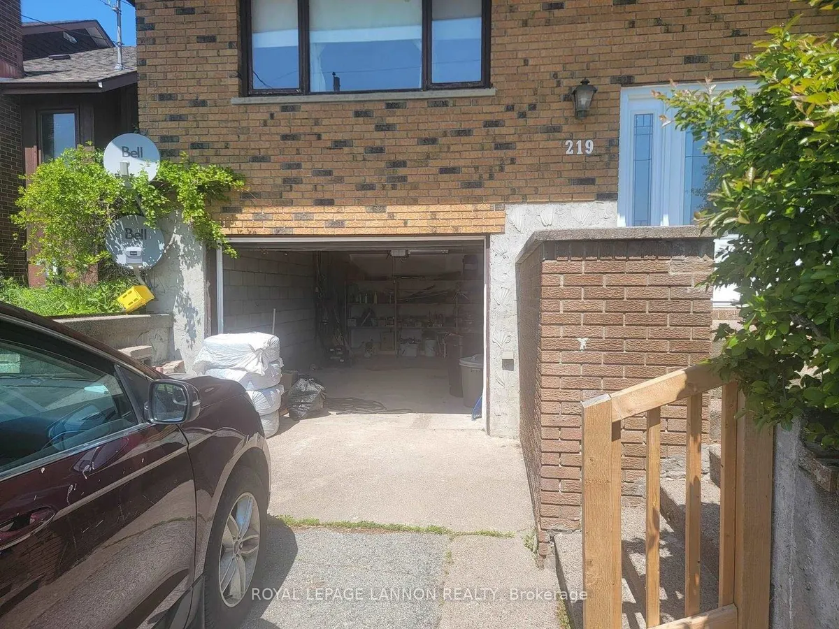 Detached in Schreiber