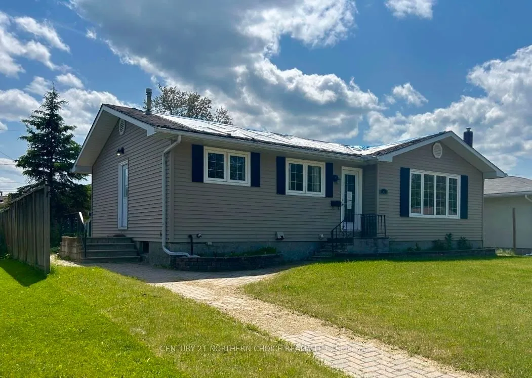 Detached in Fort Frances