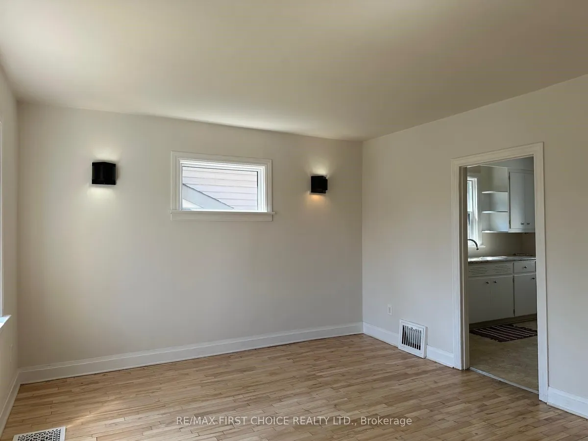 Detached in Thunder Bay