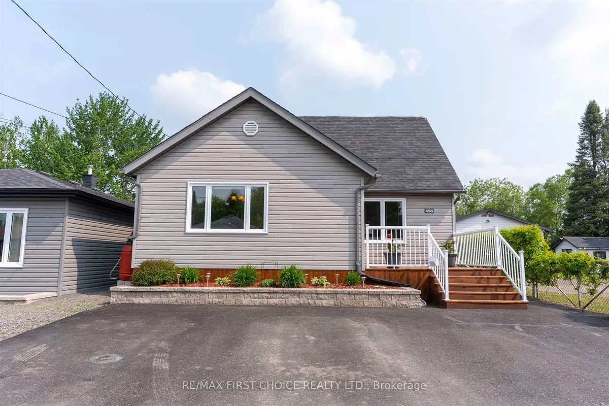 Detached in Thunder Bay