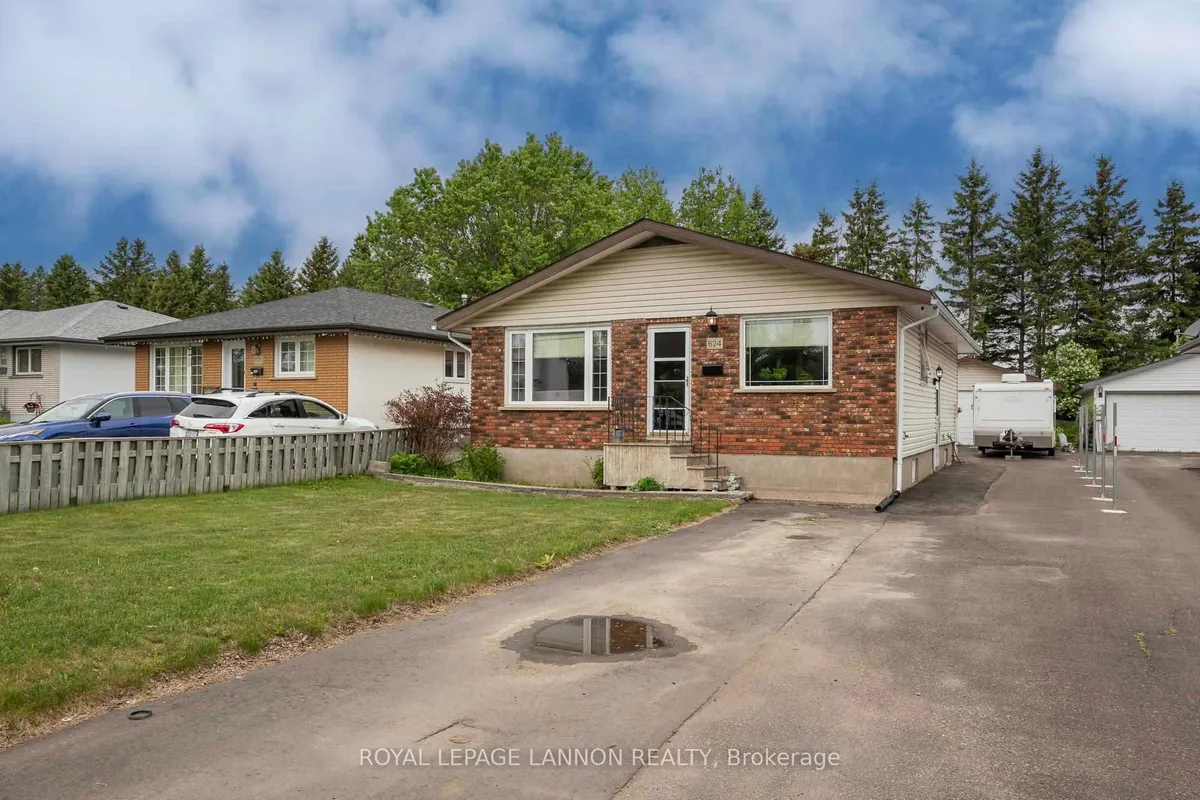 Detached in Thunder Bay