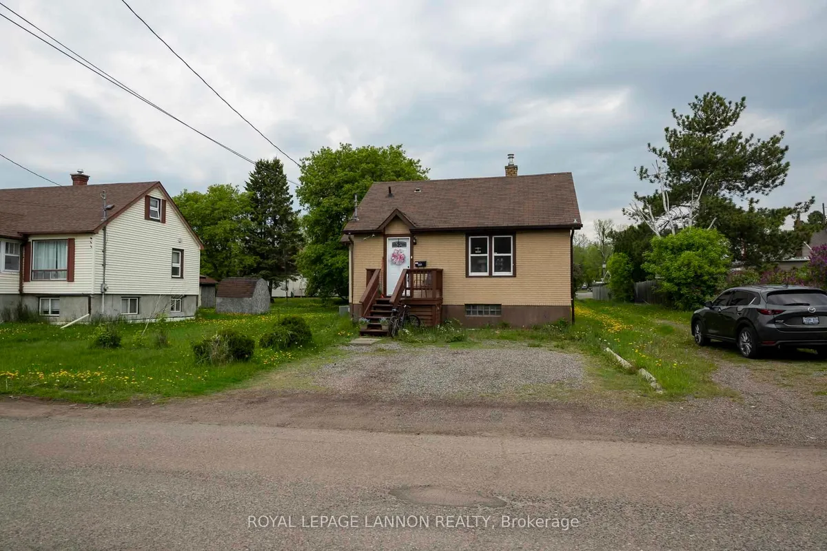 Detached in Thunder Bay