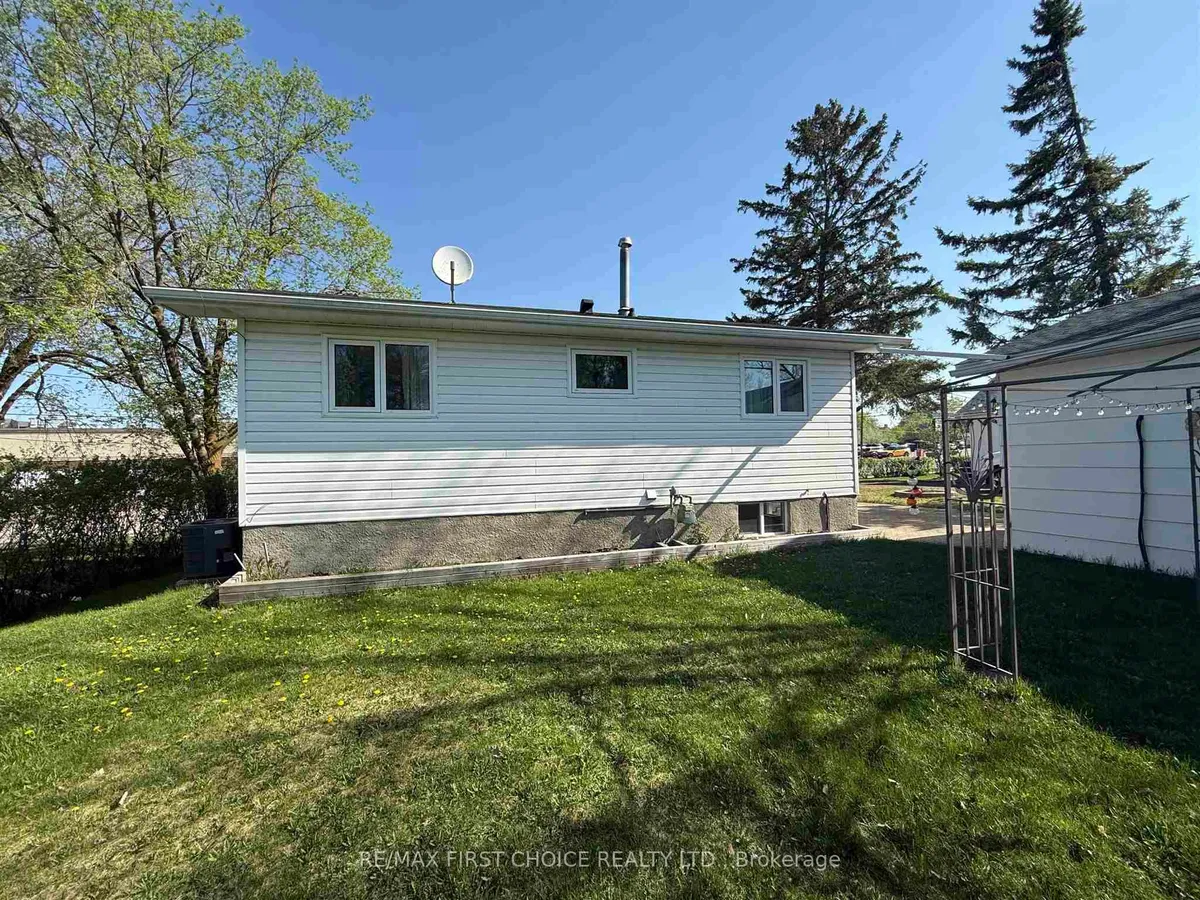 Detached in Dryden