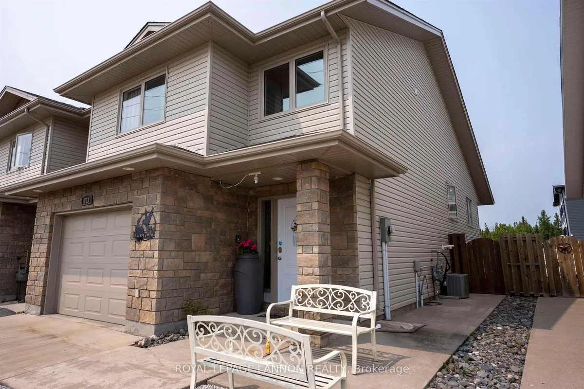 Att/Row/Townhouse in Thunder Bay