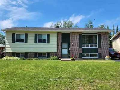 Detached in Manitouwadge