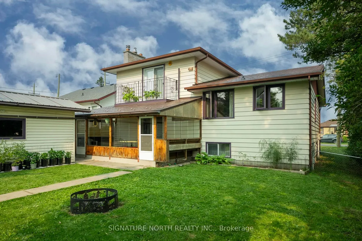 Detached in Thunder Bay