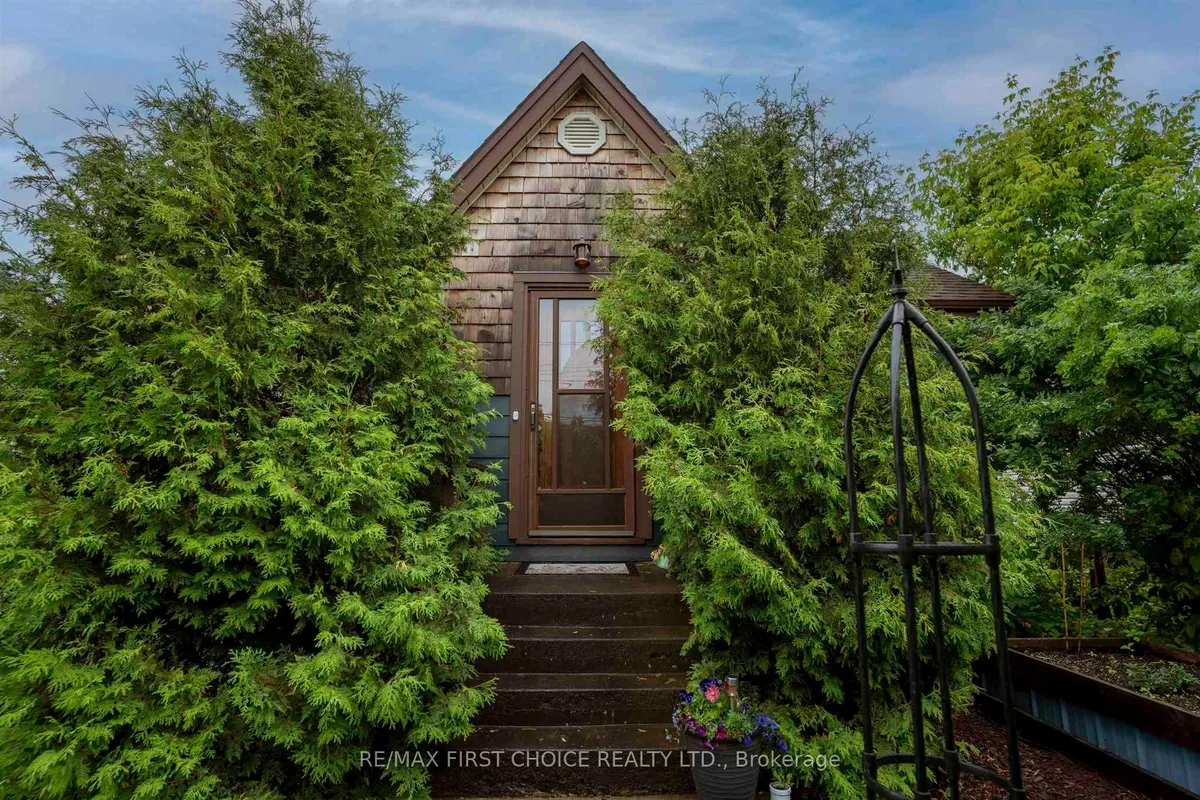 Detached in Thunder Bay