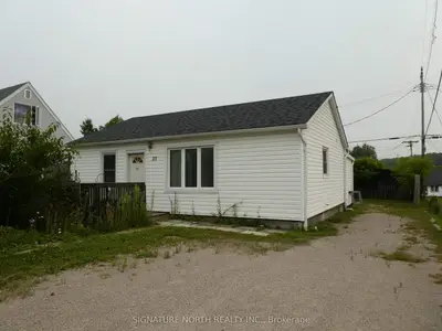 Detached in Manitouwadge
