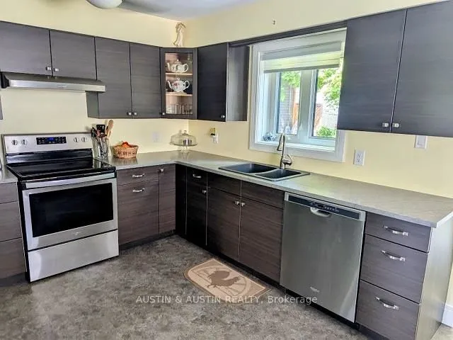 Detached in Dryden