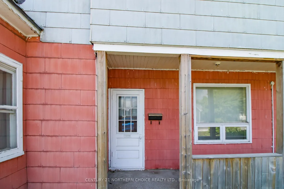 Detached in Kenora