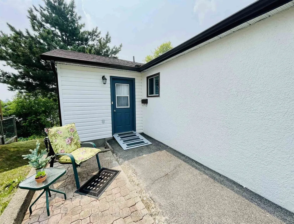 Detached in Kenora