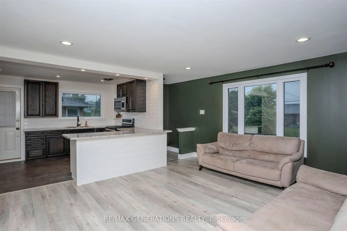 Detached in Thunder Bay
