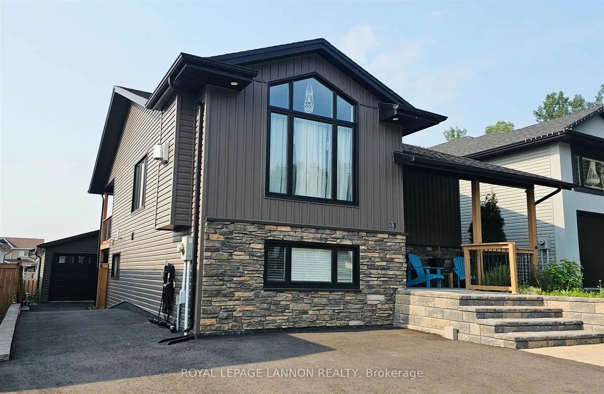 Detached in Thunder Bay