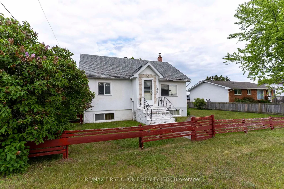 Detached in Thunder Bay