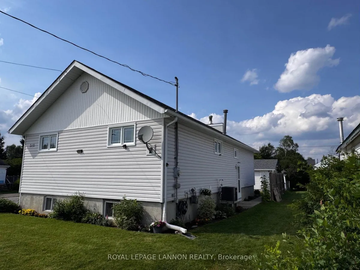Detached in Greenstone