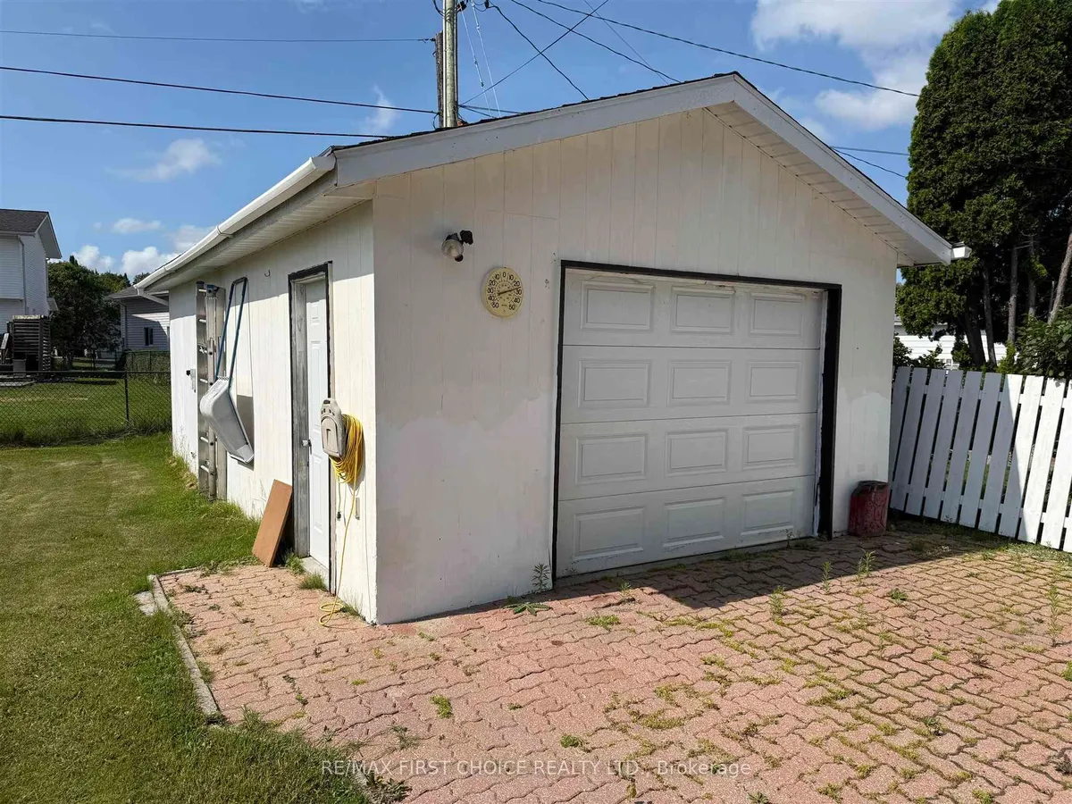 Detached in Dryden