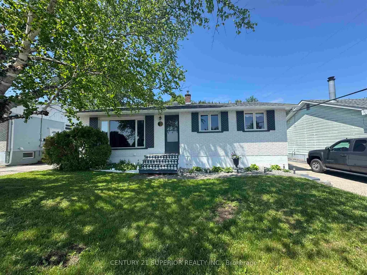 Detached in Manitouwadge