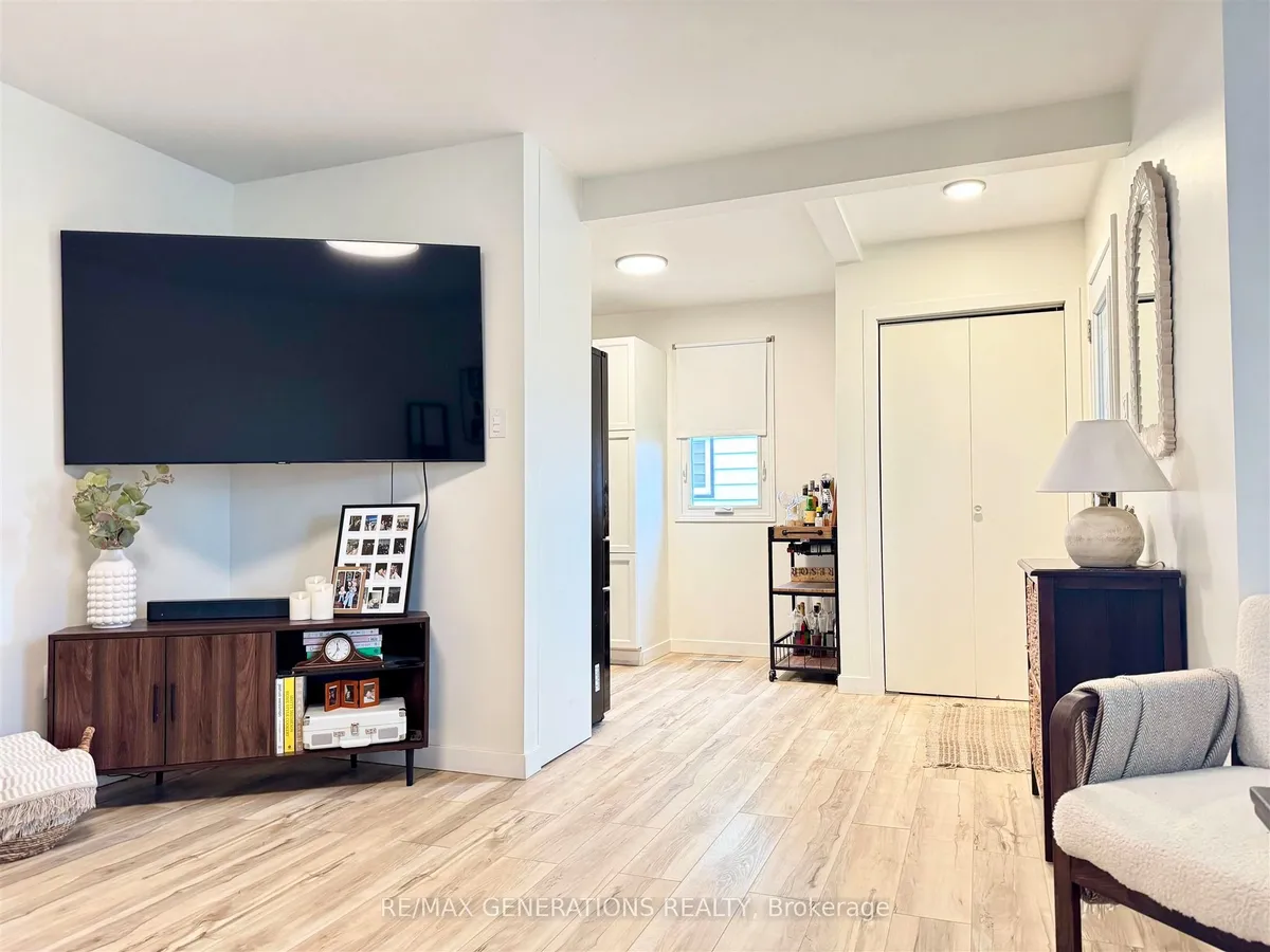 Detached in Thunder Bay