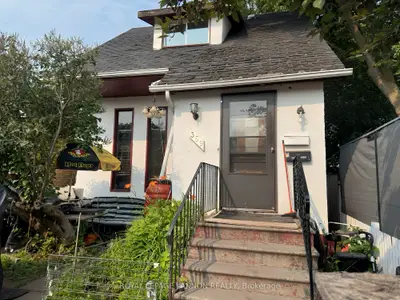 Detached in Thunder Bay