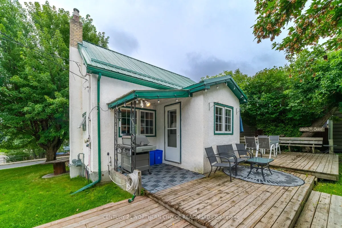 Detached in Kenora