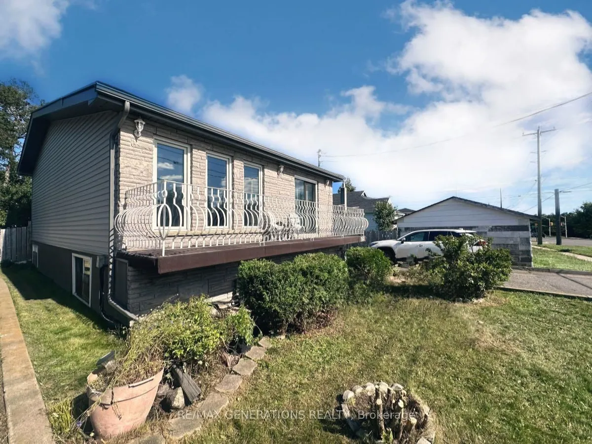 Detached in Thunder Bay