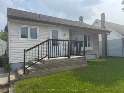 Detached in Manitouwadge