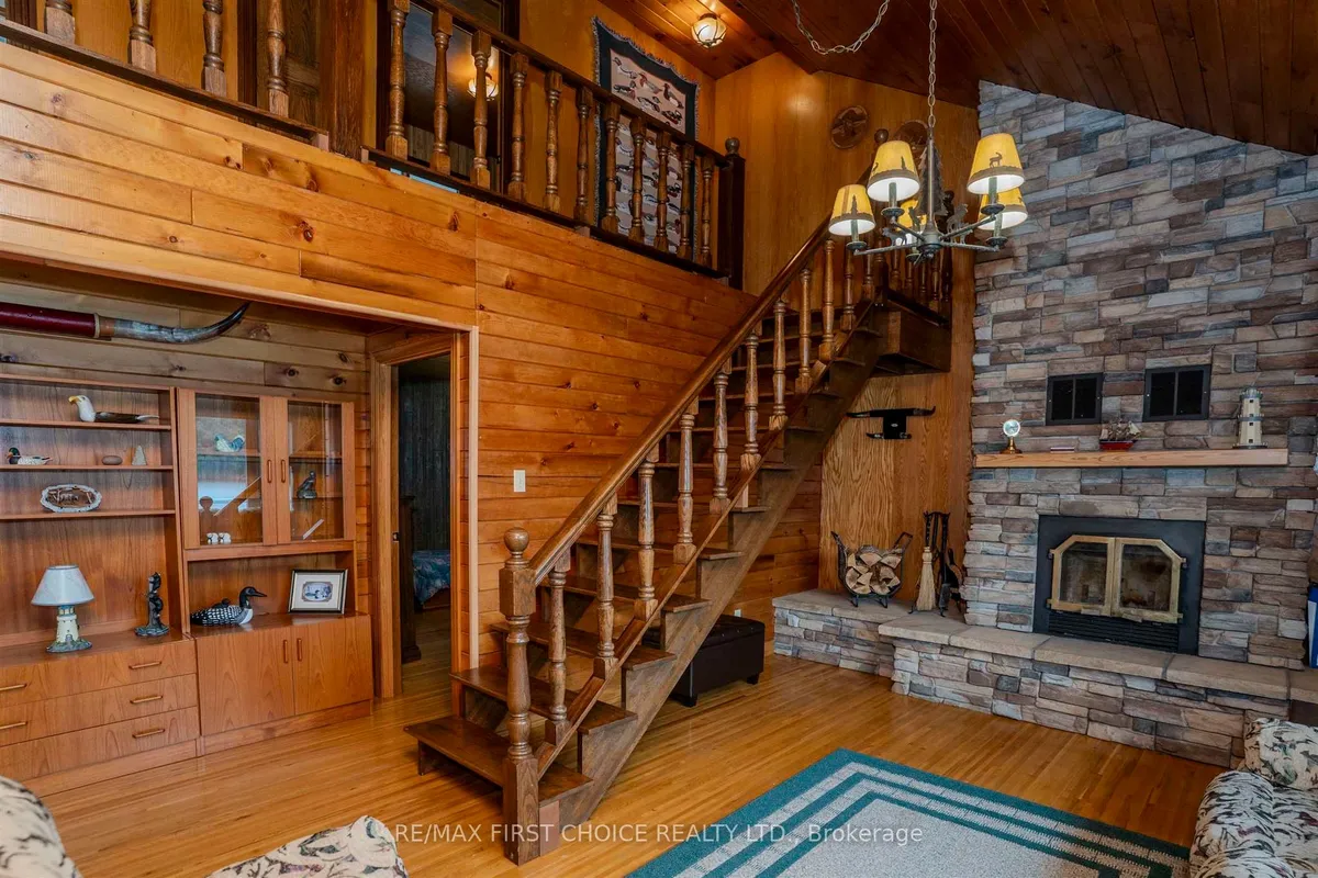 Detached in Neebing