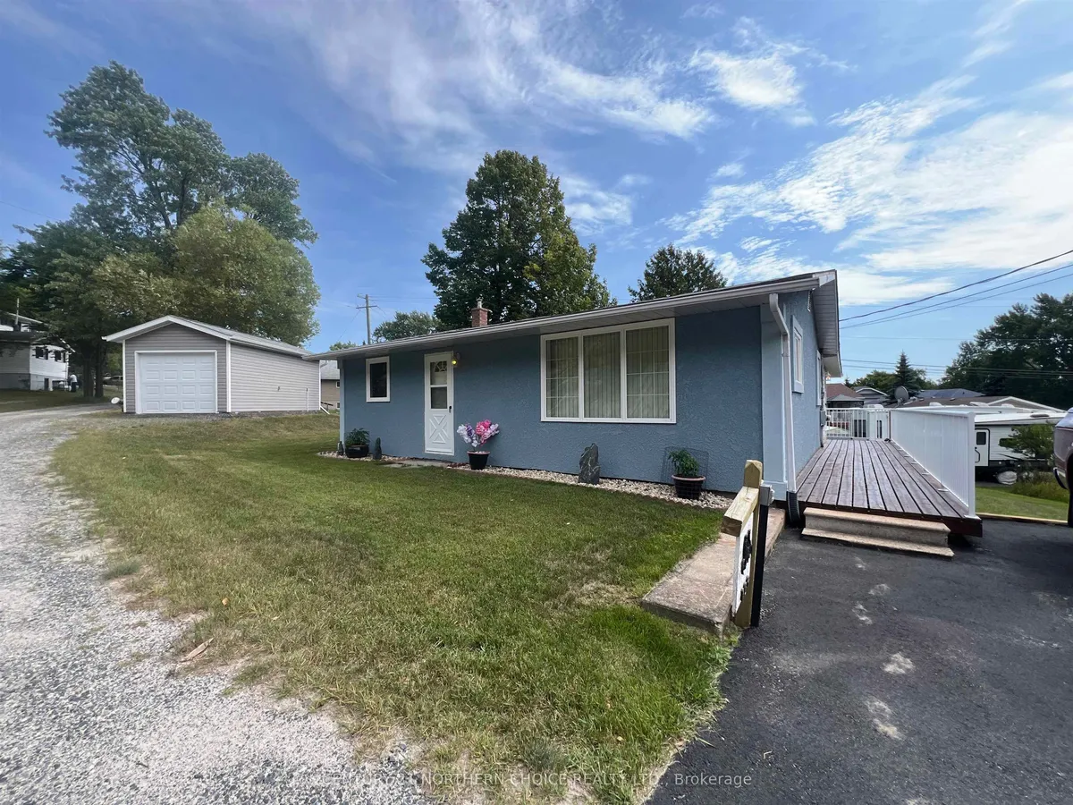 Detached in Kenora