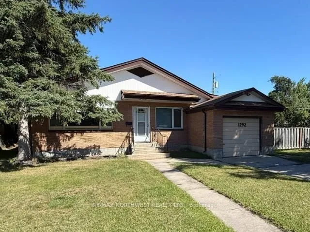 Detached in Kenora