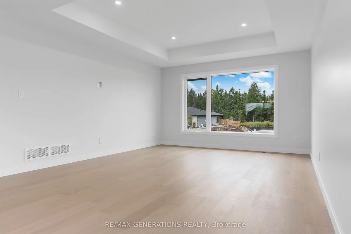Detached in Thunder Bay