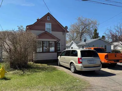 Detached in Thunder Bay
