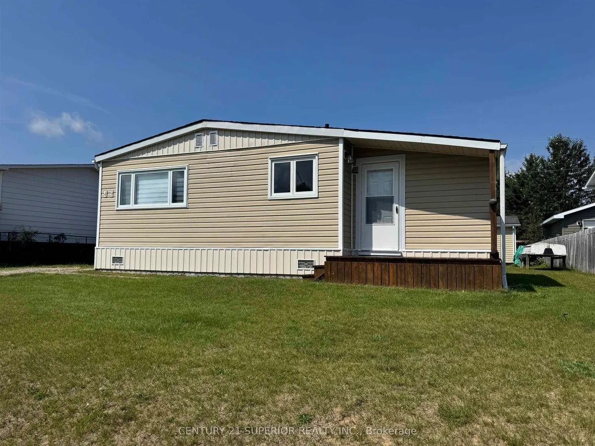 Detached in Manitouwadge
