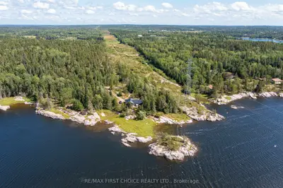 Detached in Kenora