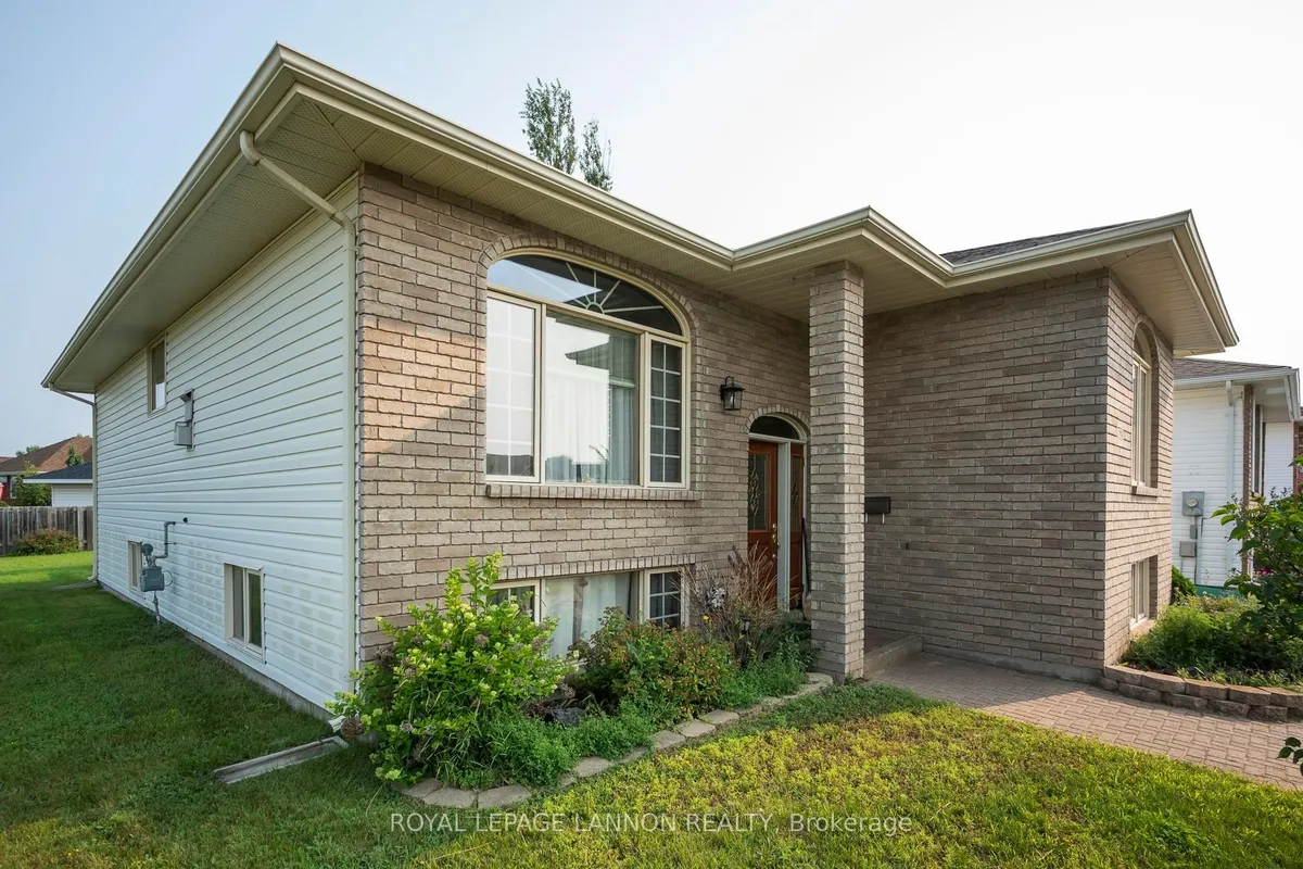 Detached in Thunder Bay