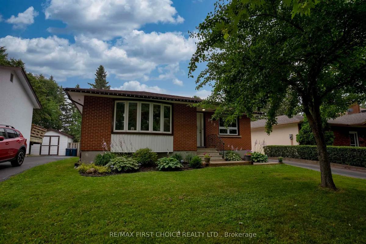 Detached in Thunder Bay