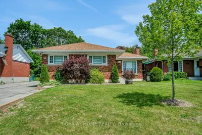 Detached in Britannia Heights - Queensway Terrace N and Area