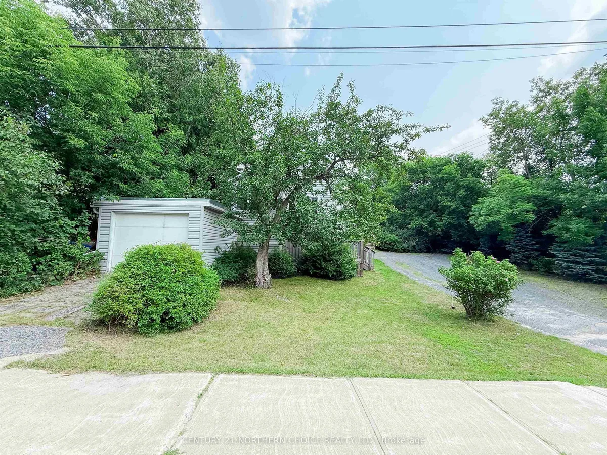 Detached in Kenora