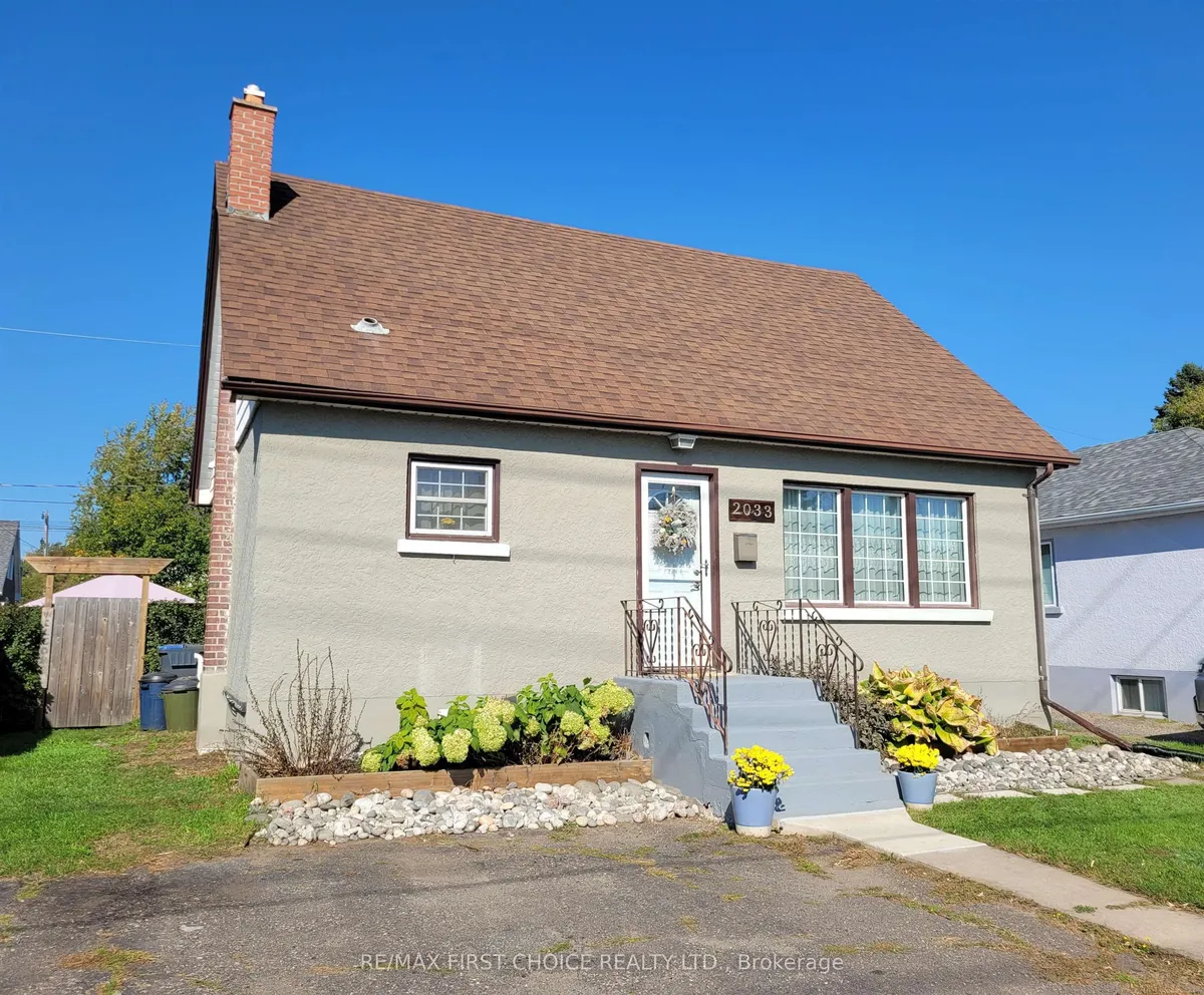 Detached in Thunder Bay