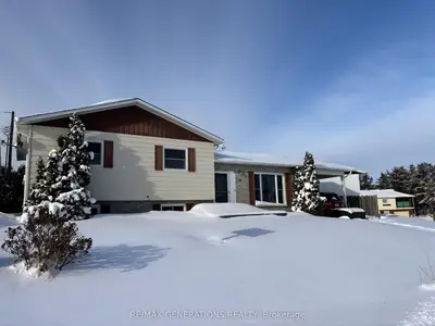 Detached in Manitouwadge