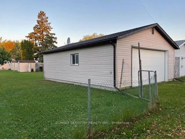 Detached in Dryden