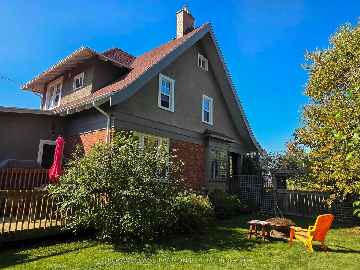 Detached in Thunder Bay