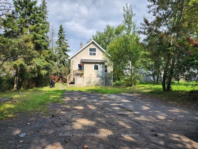 Detached in Thunder Bay
